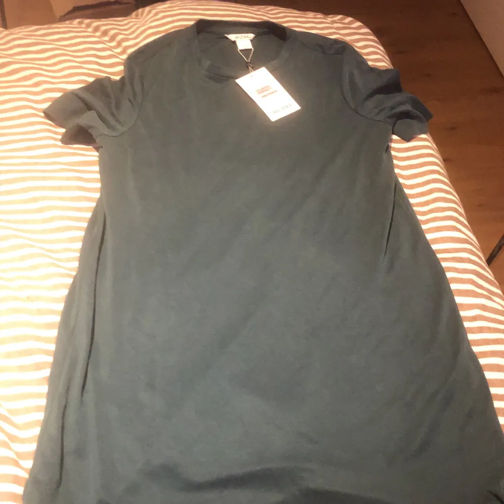 mörkgrön Monki lång T-shirt storlek s, helt oanvänd med prislapp kvar. Originalpris: 250kr. T-shirts.