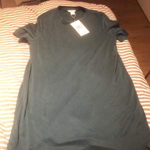 mörkgrön Monki lång T-shirt storlek s, helt oanvänd med prislapp kvar. Originalpris: 250kr
