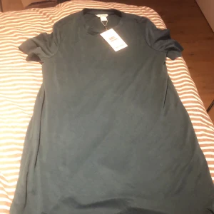 mörkgrön Monki lång T-shirt storlek s - mörkgrön Monki lång T-shirt storlek s, helt oanvänd med prislapp kvar. Originalpris: 250kr