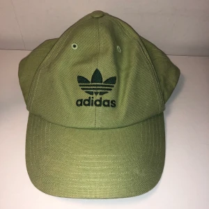 Adidas keps  -  Frakt tillkommer alt avhämtning i Stockholm