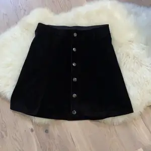 Svart Manchester kjol från Gina Tricot i storlek S