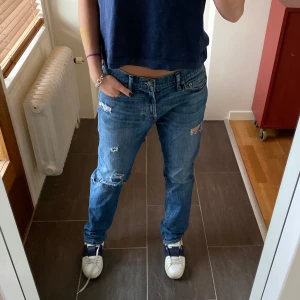 Lågmidjade snygga jeans - Så snygga jeans som är blå med olika slitningar och lågmidjade, lägger sig så snyggt vid skorna! Från Abercrombie & Fitch och går inte att få tag i.💕 buda från 300kr, säljer endast vid bra bud. Högst bud: 525kr☺️
