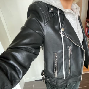 Skinn jacka - Så fin skinn jacka med coola ditaljer. Aldrig använd. Köpt på Stradivarius på Gran Canaria för ett år sen. 💕