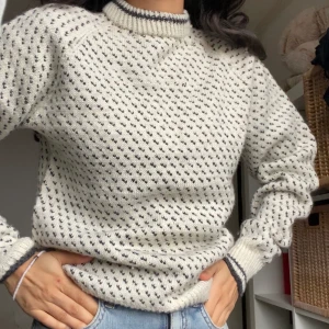 Jättefin tröja - Jättefin tröja som är väldigt varm också. Köpt secondhand. Passar xs och s. Köparen står för frakten! Budgivningen avslutas den 15e januari!🤗