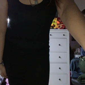 SVART KLÄNNING  - Säljer en helt oanvänd klänning, väldigt bekväm att ha på sig och är perfekt till sommaren, väldigt basic men sitter riktigt snyggt, finns på gröna linjen, tar emot Swish & kontanter :)