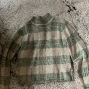 Tröja från Lindex strl XS - Väldigt fin och mysig tröja från Lindex. Storlek XS💚 I färgen ljusgrön och vit. Väldigt fin att matcha tillsammans med vit svart och guld. Använt en gång så den är i väldigt fint skick. Orginalpris 399:- men säljer för 199:-