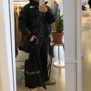 The North Face puffer jacket - En The North Face vinterjacka i storlek herrmodell XS. Säljer då den alldeles för liten för mig:( Budgivning som startar på 1200! 