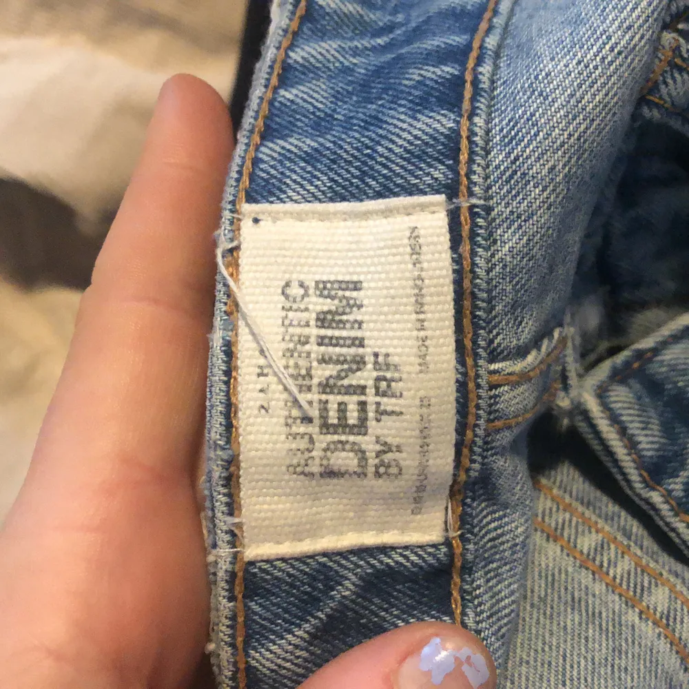 Jeans från zara! Raka och ej vida i modellen. Säljer pågrund av att dem är för små för mig (170cm). Jeans & Byxor.