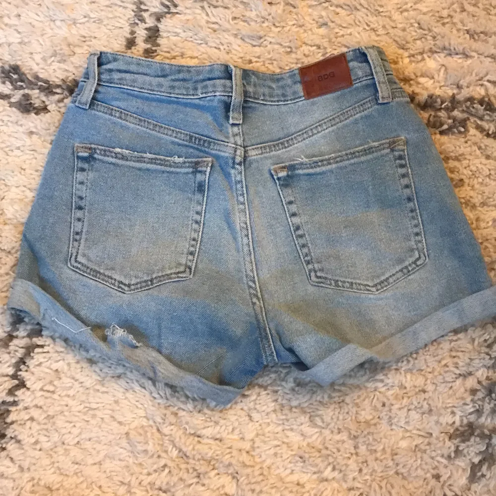 Jeansshorts från BDG (köpta på Urban outfitters) storlek xs. Bra skicka. Köparen betalar eventuell frakt. . Shorts.