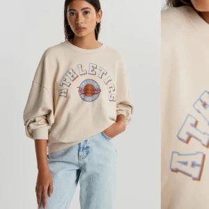 Collegetröja Gina - Säljer en collage tröja från Gina Tricot i storlek M. Säljer för 75kr+frakt🥰