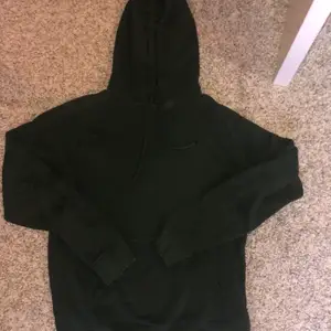 Cool grön hoodie! Ifrån hm men i ok skick! I herr modell men passar nog unisex. Bara att skiva ifall du har några frågor <3! 