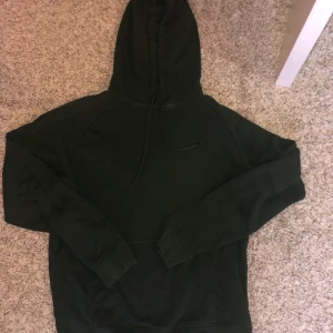 Hm - Cool grön hoodie! Ifrån hm men i ok skick! I herr modell men passar nog unisex. Bara att skiva ifall du har några frågor <3! 
