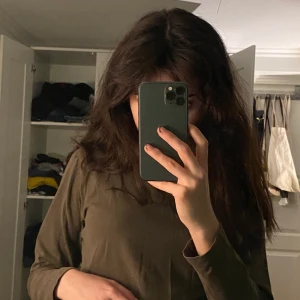 militärgrön långärmad  - simpel, grön långärmad tröja. bra bas till outfits som passar bra till hösten. bekväm och i bra skick. 