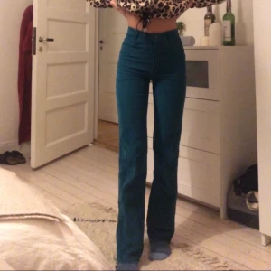 Indiana byxor, finns ingen storlek men sitter som en xs - Raka byxor men ser ut som bootcut på. Turkosa manchesterbyxor. Jag säljer de då de har blivit för små för mig. Har används ett fåtal gånger, märkeslappen är inte hel men utöver det är byxorna i prima skick. Köpare står för eventuell frakt.