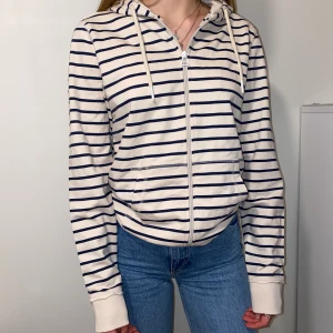 Randig Hoodie  - Mörkblå/beige Randig Hoodie med dragkedja från Tom Tailor Denim stl S✨ Endast testad, prislappar kvar.