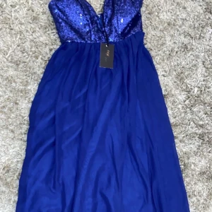 Blå klänning nyskick  - Elegant fest klänning. Helt ny prislapp på Strass deklaration 