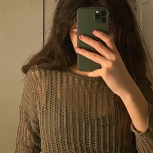 unik stickad tröja - See-through långärmad tröjad i bra skick! Bra för layering✨ Undertröjan som används på bilden säljs separat!! 