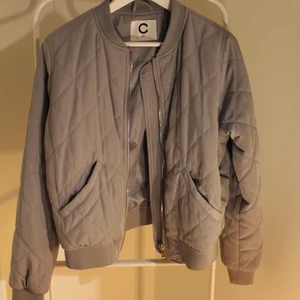 Grå bomberjacka från Cubus - Grå bomberjacka från Cubus i ny kick! storlek: M Direkt pris: 80kr Skriv buden till mig privat eller kommentera på bilden! Buda med minst 10kr varje gång ✨(Alla bud är välkomna) Köpare står för frakten (Du bestämmer vilket paket så länge det uppfyller vikt och storleks kraven)