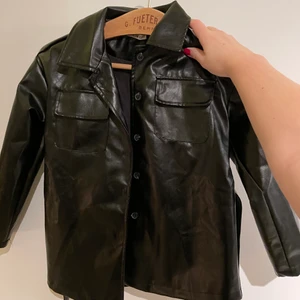 Skinnjacka  - Helt oanvänd super fin & trendig skinnjacka i strl 134.✨