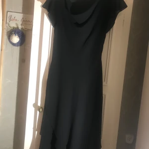 Svart klänning  - Välsydd, passar som ett smack, nätt och elegant svart klänning. 