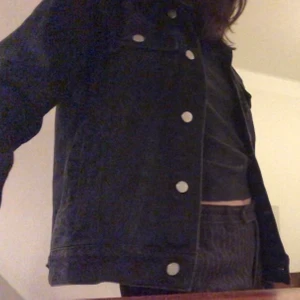 Svart jeansjacka, WW - Jacka från WoodWood, kortare modell. Passar S-M