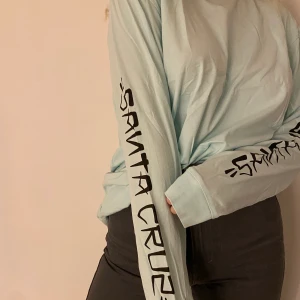 SantaCruz sweater  - Ljusblå tröja från SantaCruz i storlek S, knappt använd så i bra skick. Frakt tillkommer 🚚