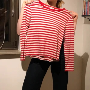 Randig tröja  - Röd, vit randig tröja. Väldigt skönt tyg. 