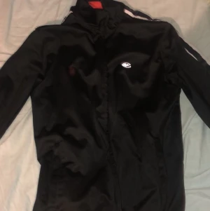 Champion  - Måttet är bra och skicket är sådär eftersom att kedjan har gått av så de går ej och dra ihop men det går å fixa. Den är rätt ny å den passar bra till S även fast de står medium. Köpte den för 400 kr och den är svart med detaljer vid armarna.