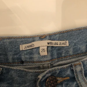 Junkyard wide leg jeans - Jätte fina wide jeans från junkyard jättefint skick💕kan inte använda längre för att jag är lite för lång 170cm💖skriv om ni vill ha bild på mig med jeansen på💓