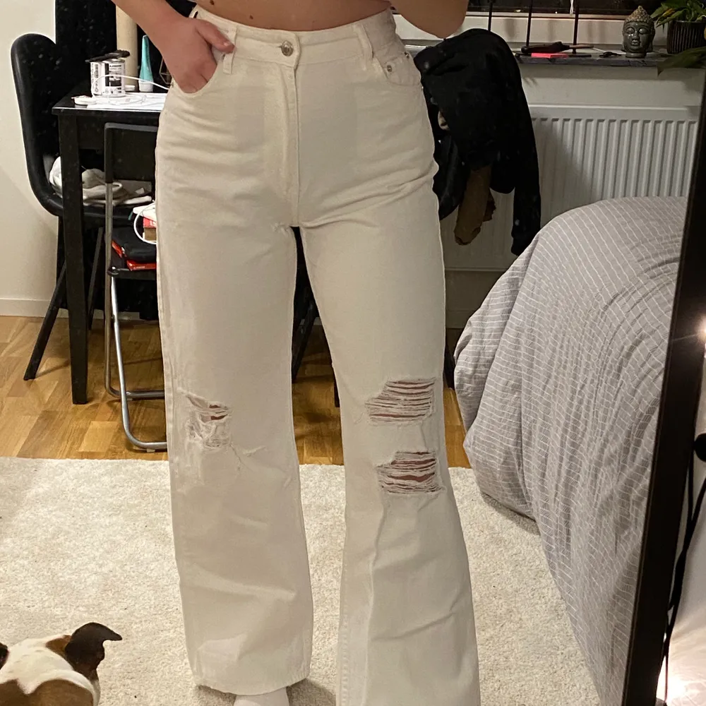 Kollar intresset på dessa supersnygga jeans! Sköna och sitter jättebra! Har samma modell i andra färger som kommer mer till användning, därav söljer jag dessa vita! Använda max 2 ggr. Är inte genomskinliga! Dessa säljs inte längre! Köpta för 400kr. PRIS KAN DISKUTERAS! Kom med bud 🥰. Jeans & Byxor.