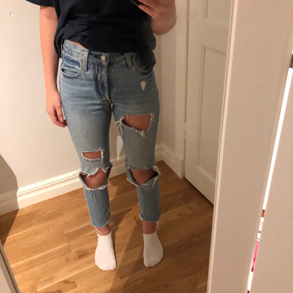 Säljer dessa hålliga Levis jeans för 100 kr. Köpta för 600. Två av hålen har jag själv klippt. Jag är 1,65 cm lång. Köparen står för frakten❤️. Jeans & Byxor.