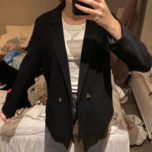 Svart blazer - Snygg svart oversized blazer från Gina i storlek 36 