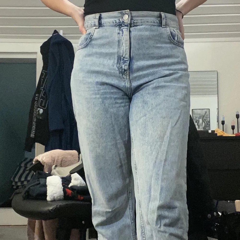 Högmidjade boyfriend jeans från bikbok i storlek M. Säljs pågrund av att dem är lite stora på mig , men byxorna är helt nya och användes bara ett par gånger.. Jeans & Byxor.