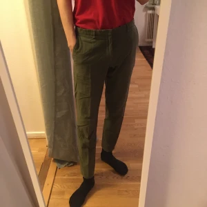 J Lindeberg, olivgröna chinos st 48 - Mycket bra skick, väldigt mjuka och sköna. Säljer bara för att jag rensar garderoben på saker jag inte använder så mycket.