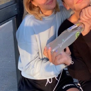 blå tröja - blå tröja köpt här på plick, i bra skick. frakt tillkommer 60kr. 