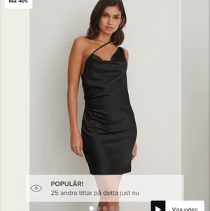 Silkes klänning - Snygg och elegant silkesklänning från NAKD, använd en gång men för liten för mig. STRL: SMALL, Budgivning börjar på 100kr