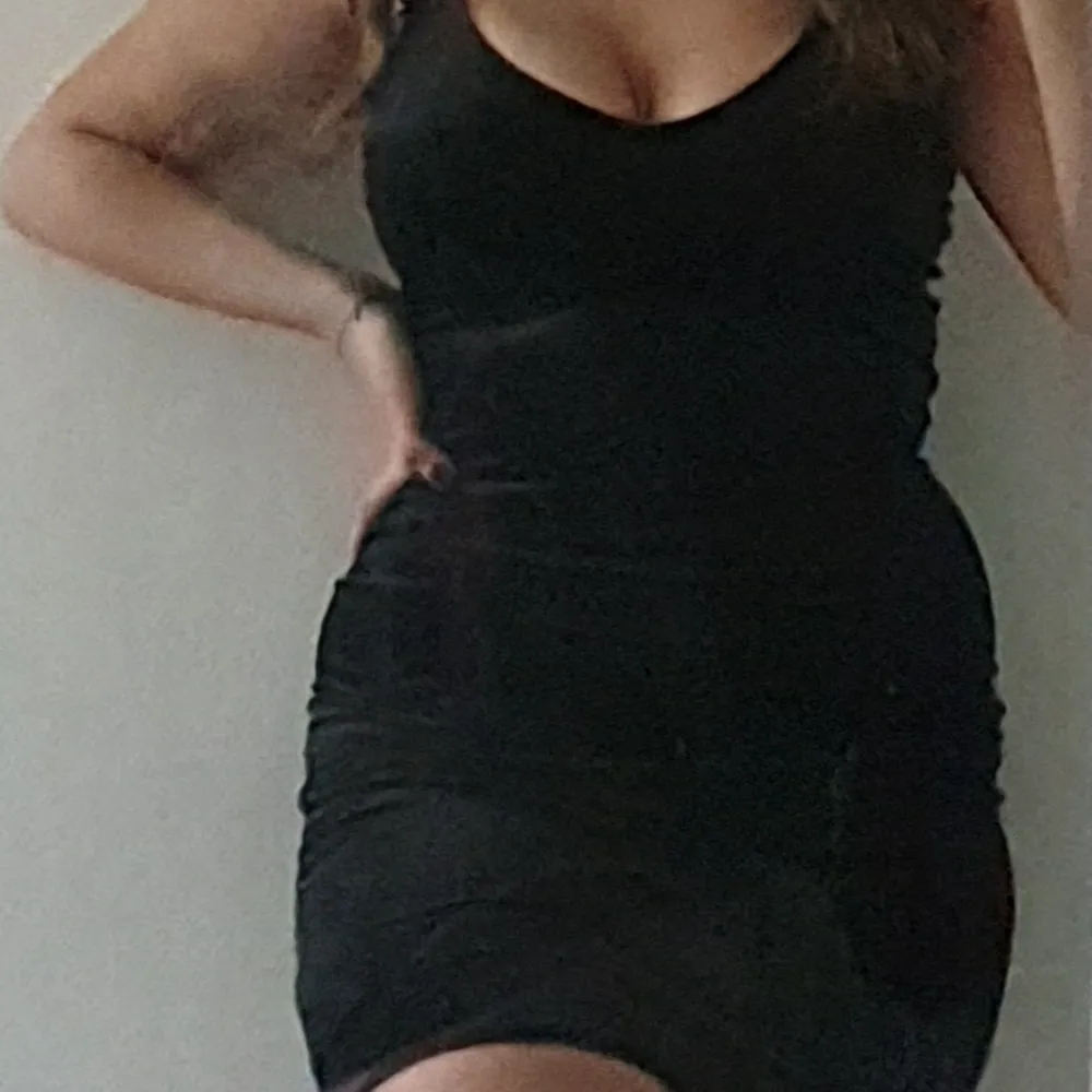 Min favorit svart klänning säljer den för den har blivit för liten på mig . Klänningar.