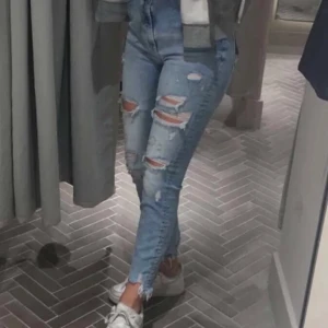 Zara jeans - Ett par fina Zara jeans med håll i är för små för mig så säljer❤️storlek 38 