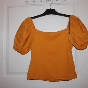 Off shoulder gul topp - En gul topp från hm. Den är off shoulder men kan även användas som en normal topp med ärmarna upp. Kan levereras i Göteborg zon1 och 2 inom västtrafiks rese handlingar. Helst cash då jag inte har swish. Detta kan dock lösas. Lägg bud 