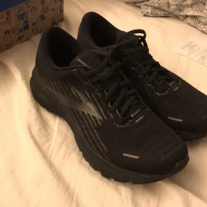 Cortex frilufts sko  - En vind/vatten tät sko men en underbart mjuk sula som är väldigt bekväm att gå i. Skon har en väldigt riäl sula så att man inte halkar när det är halt ute med storleken 44,5