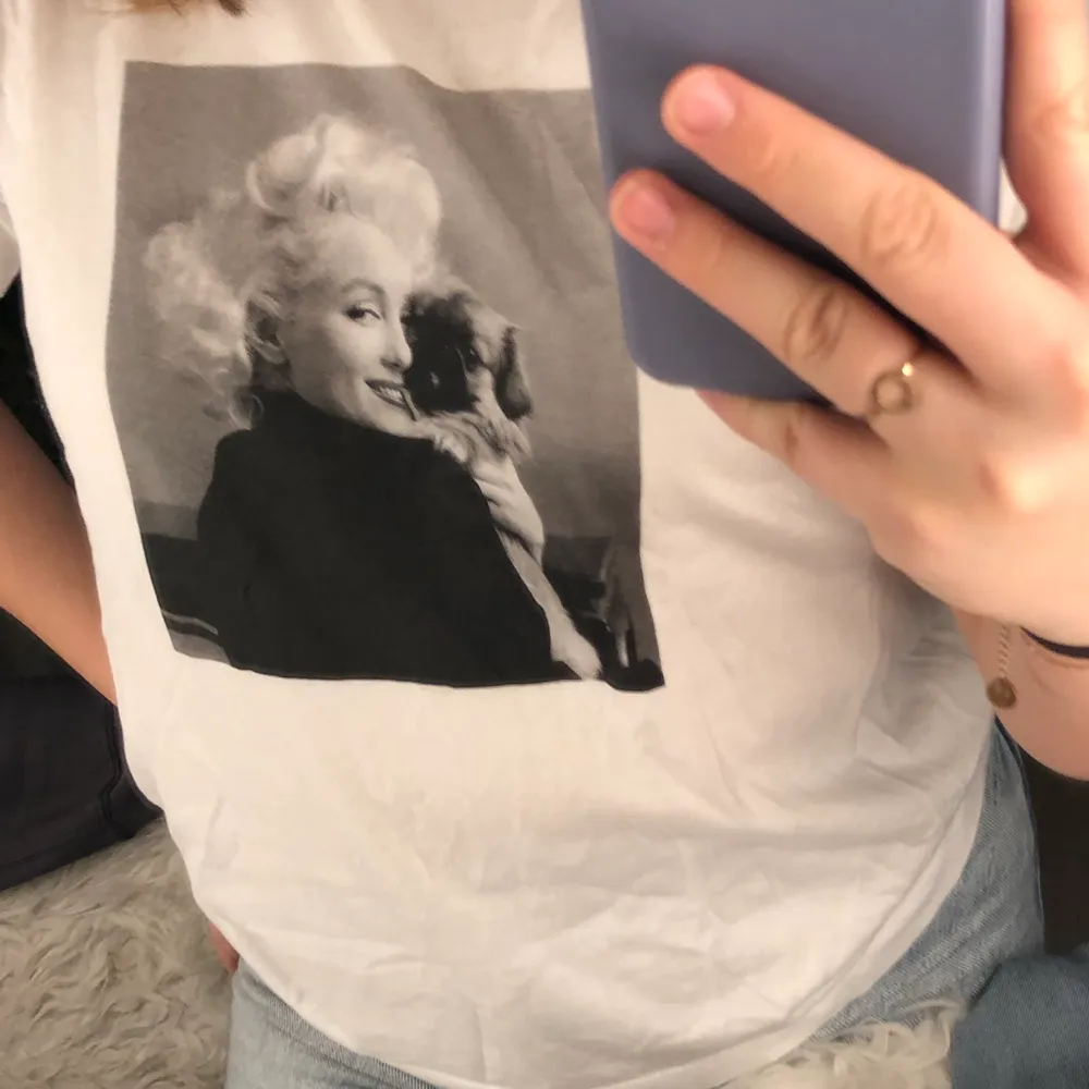 Säljer denna snygga t-shirt från stradivarius i storlek M. Den har blivit för liten och nästan inte använd! Därför i fint skick! 🥰. T-paidat.