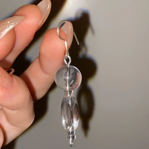 Örhängen - Ett par handgjorda örhängen med stora genomskinliga glaspärlor✨ krokarna är gjorda av silvertråd, och frakten ingår i priset💃🏼💃🏼                                                                                —————————————————————                                                                                  Kika gärna in på min profil, säljer en massa olika handgjorda smycken💃🏼 perfekt till dig själv eller i present till någon❣️✨