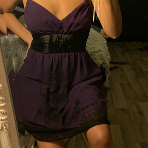 Klänning  - Söt lila klänning me svart tryck 