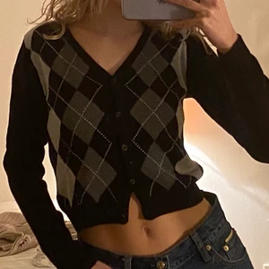 Rutig Brandy Melville kofta  - ❤️många är intresserade, buda i kommentarerna!❤️En så fin kofta som aldrig får användning, köptes i Barcelona för ungefär 1 år sedan. Bra skick och den är väldigt trendig! om fler är intresserade så buda i kommentarerna 💖 jag står ej för frakt. 