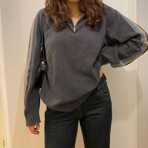 Oversized tröja! - Snygg tröja med ränder på ärmarna! Jag på bilden är m! Möts på söder annars står köparen för frakt 67kr❤️