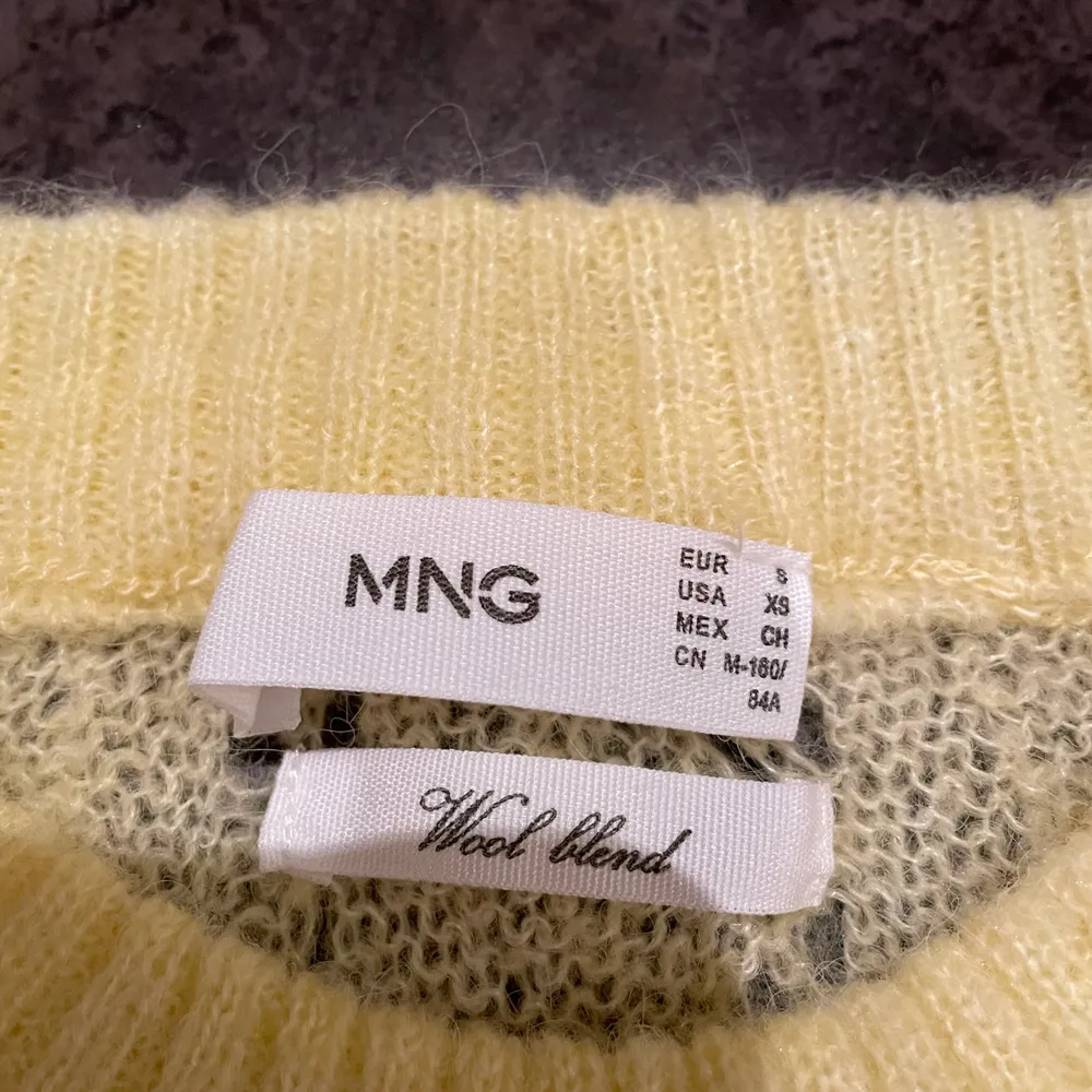 Säljer denna super gulliga tunna gula stickade tröjan från Mango. Då den är väldigt tunn skulle jag rekommendera att styla den med ett linne under som jag gjort på bilden! Priset är exklusive frakt😁. Stickat.