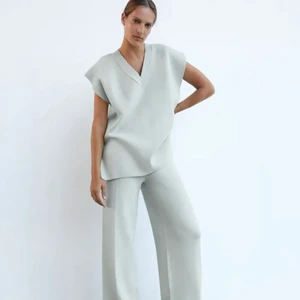 Väst  - Från zara. Prislappen är kvar. Pris kan diskuteras!