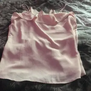 Ett rosa linne med volang