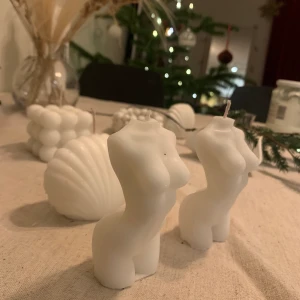 Ljus - Egengjorda ljus med doft av pion, 79kr styck, man står för frakt själv. Finns i Varberg om man vill mötas upp 