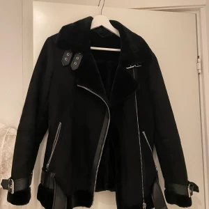 Pilotjacka - Skitsnygg pilotjacka från topshop. Varm men inte med ull tyvärr. Bra skick. Frakt 100kr (Då den är stor och tung😅) 